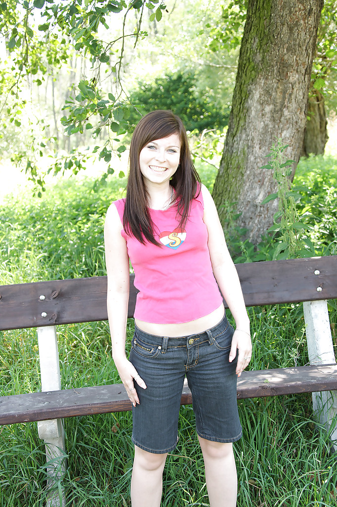 淫らな美乳十代美少女ジェニーHが野外で濡れたマンコをオモチャで遊ばせる