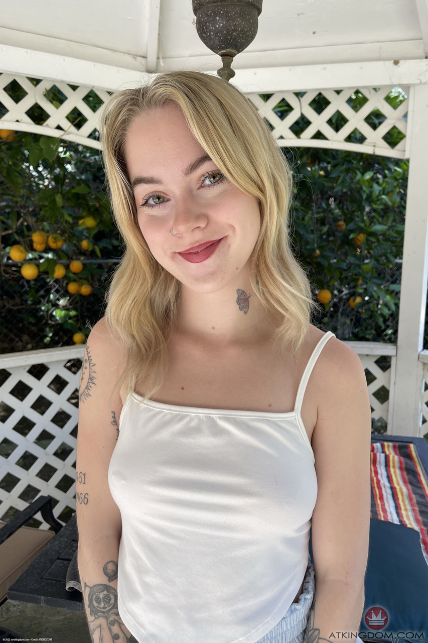 Sage Fox Muestra Sus Deliciosos Agujeros Y Su Gran Trasero En Primer Plano