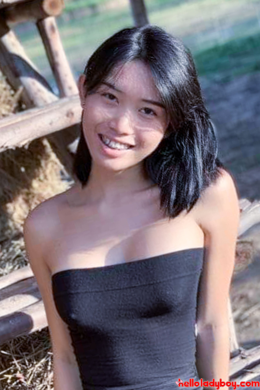 فتاة آسيوية تثير مع ثديين مثاليين في ملابس جنسية مجموعة