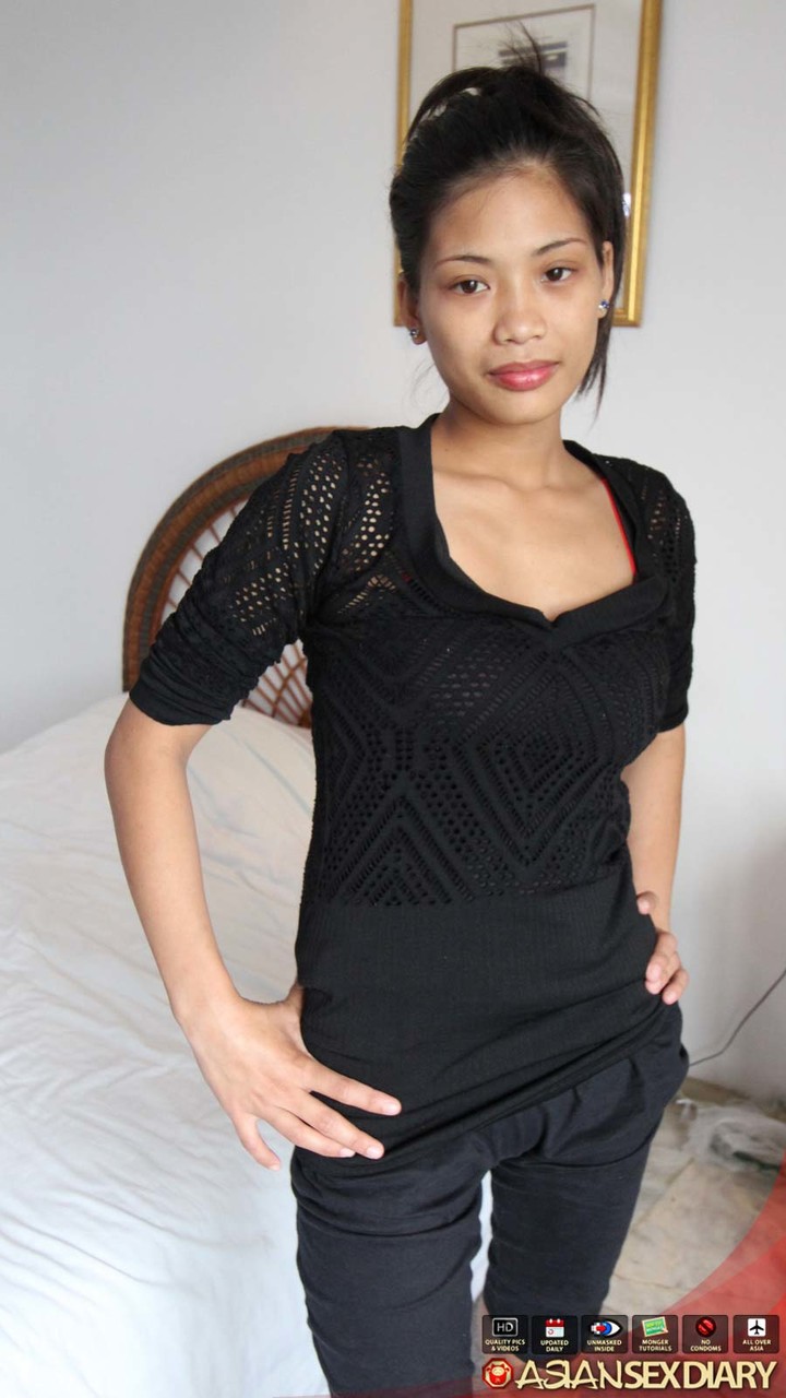 菲律宾女孩在POV硬核性爱前裸体站立面对外国人