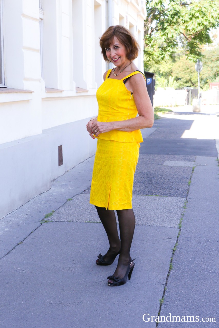 Die Rote Oma Danny Bläst Zwei Schwänze Und Hat Hundesex Auf Dem Stuhl