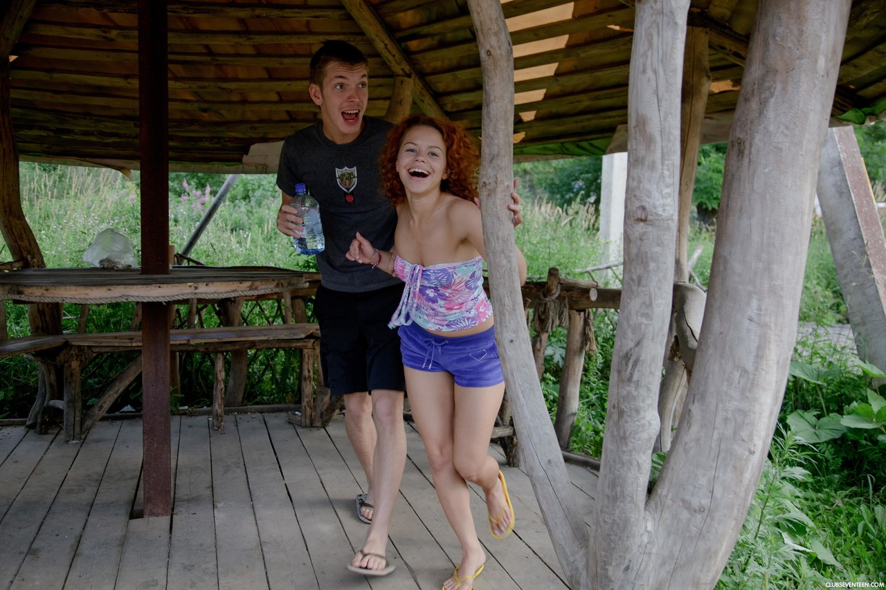 Anmutige Natürliche Rothaarige Schleicht Sich In Den Wald Für Einen Mund Voll Sperma