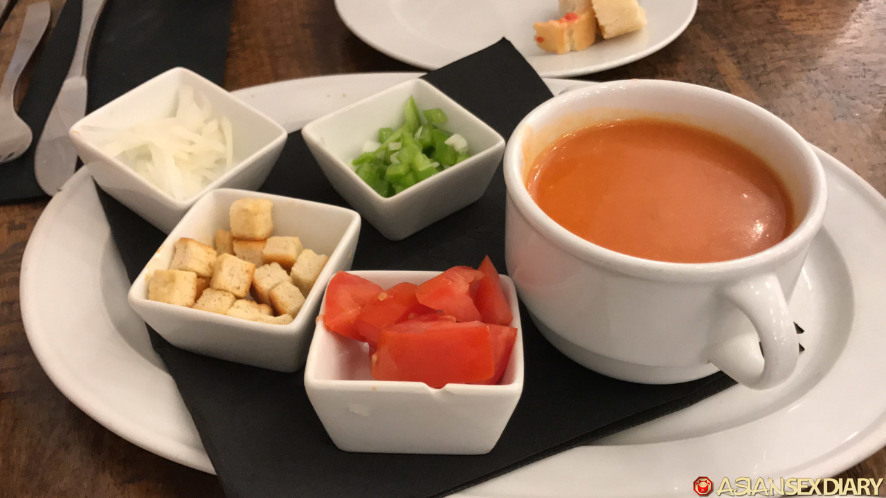 迷人的亚洲美女芳B被后入猛干并颜射