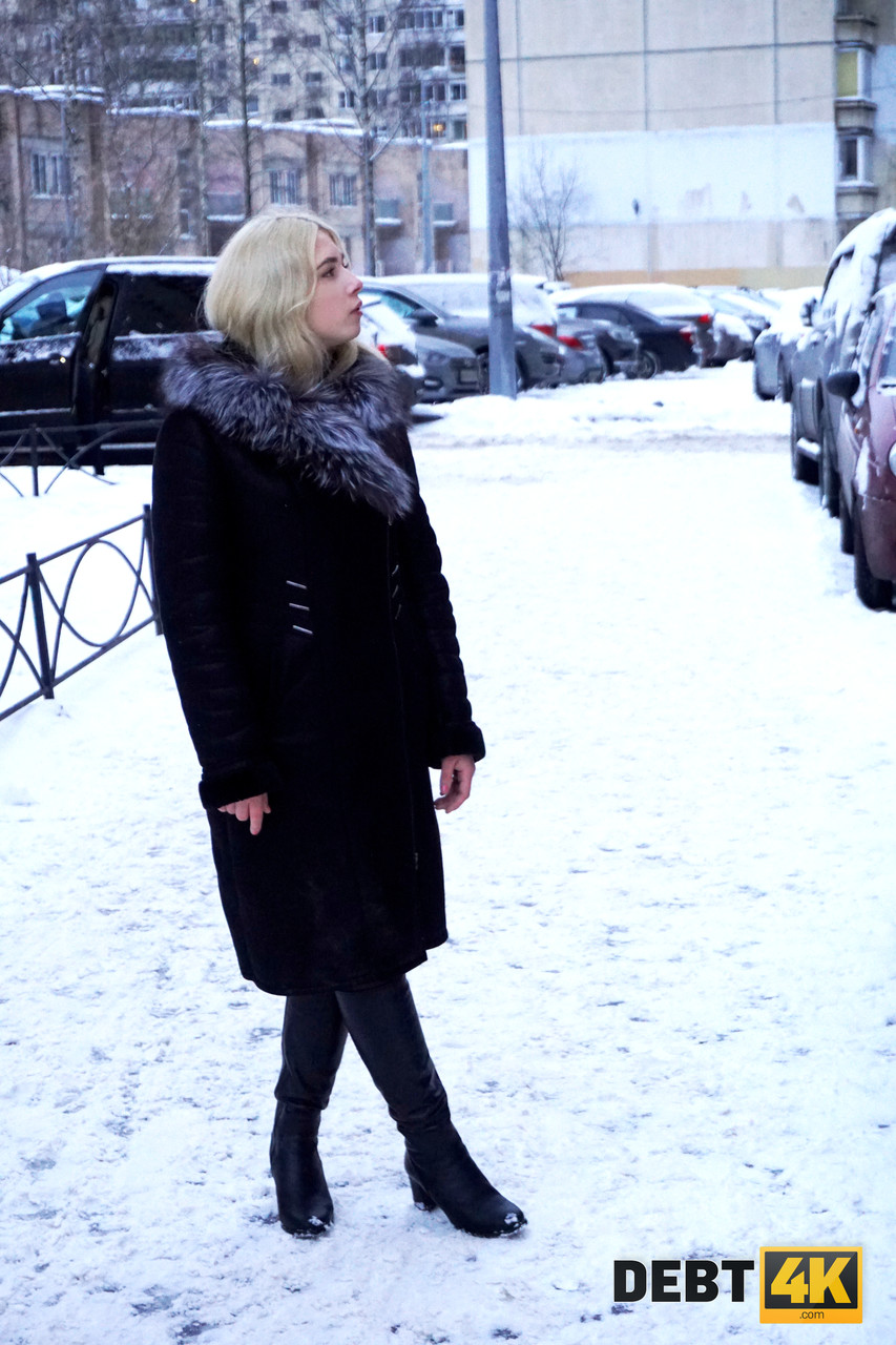 Golden Haired Newbie Maria Hurricane Gives Sloppy Head & Gets Done Doggystyle