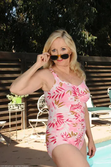 Annabelle Brady – Thick Mature Blonde Strips Off Her Bikini and Spreads by the Pool