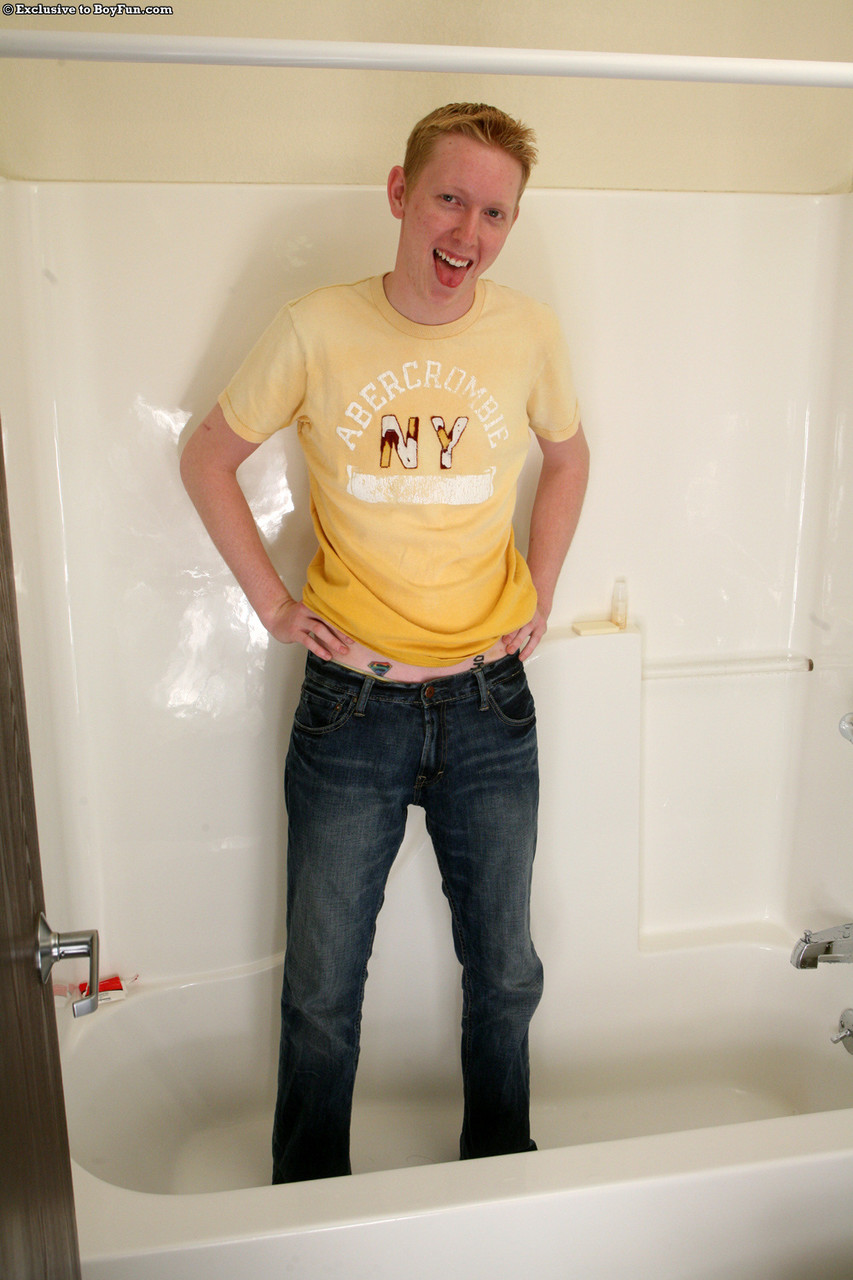 ترينت يؤدي متعة الصبي في 4 صور بورن ساخنة