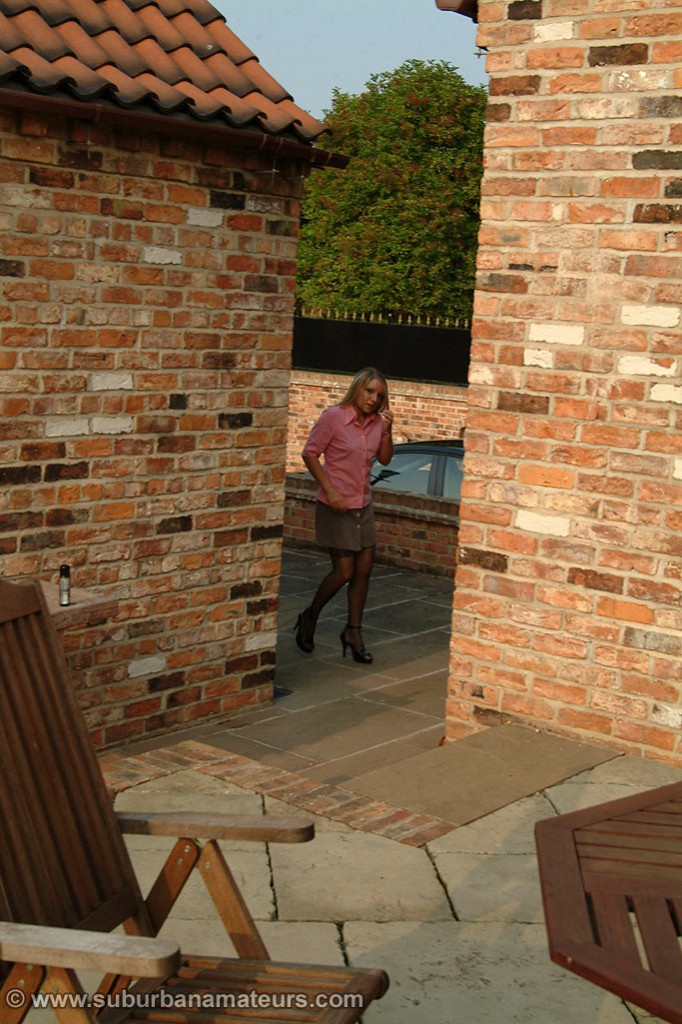 Amateur Esther Spreads Her Vagina Outdoors Wearing Garter Belt And Stockings