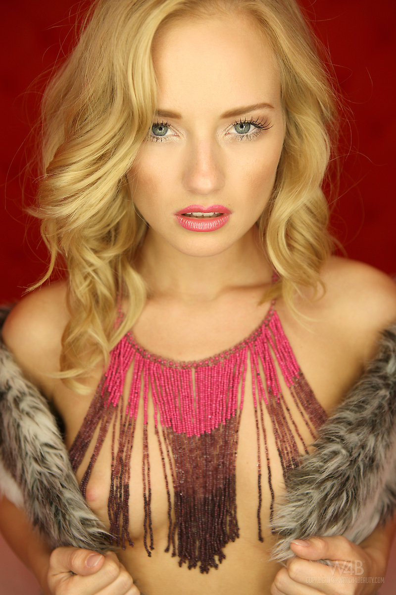 ميا الشقراء الساخنة الراقصة تُصوّر منفردة خلال جلسة مثيرة