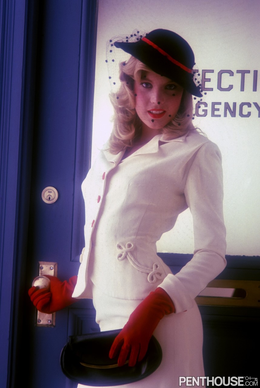 सुनहरे बालों वाली लेस्बियन सैंड्रा और शॉना दफ्तर में एक-दूसरे की योनि को चाटती और उतारती हैं