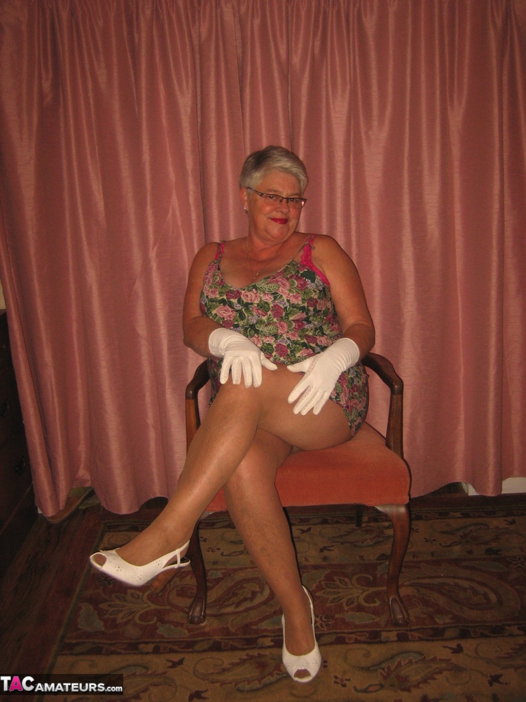 Confident Girdle Goddess Strips Naked In Amateur Mature Show