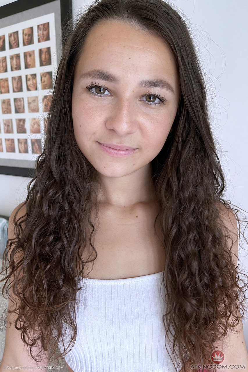 黑发业余女孩莉兹·乔丹展示大屁股和小乳房