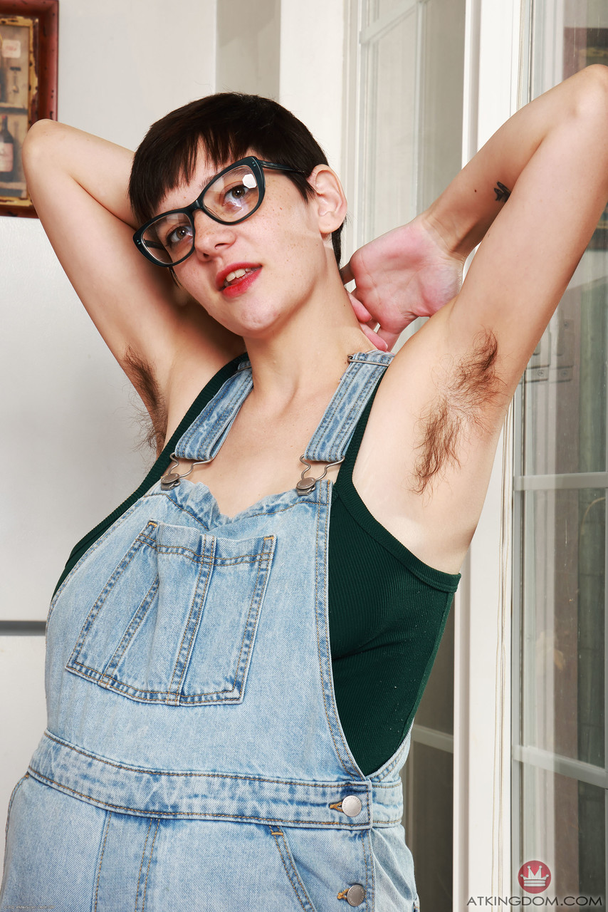 الأميرة ووكي الحامل تنتشر فرجها الشعر جدا من القرب