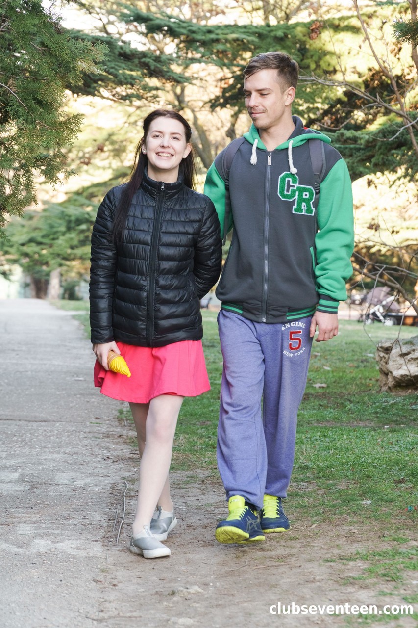 俄罗斯火辣少女萨莎·玛玛耶娃骑在她男人的硬屌上