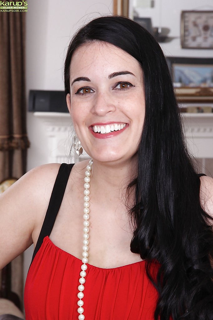 Темноволосая Полненькая Нила Паркер Распахивает Ноги Обнажая Своего Рассыпную Пизду