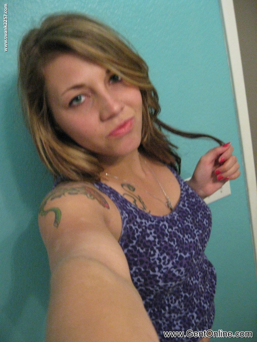 業餘凱登絲炫耀她的大奶子和屁股然後揉她的騷穴