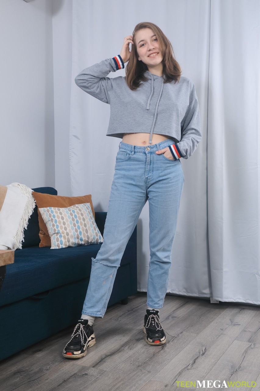 प्यारी भूरे बालों वाली किशोर एलिज़ा थॉर्न अपने उत्तेजित चिकनी योनि के साथ खेलती है करीब से