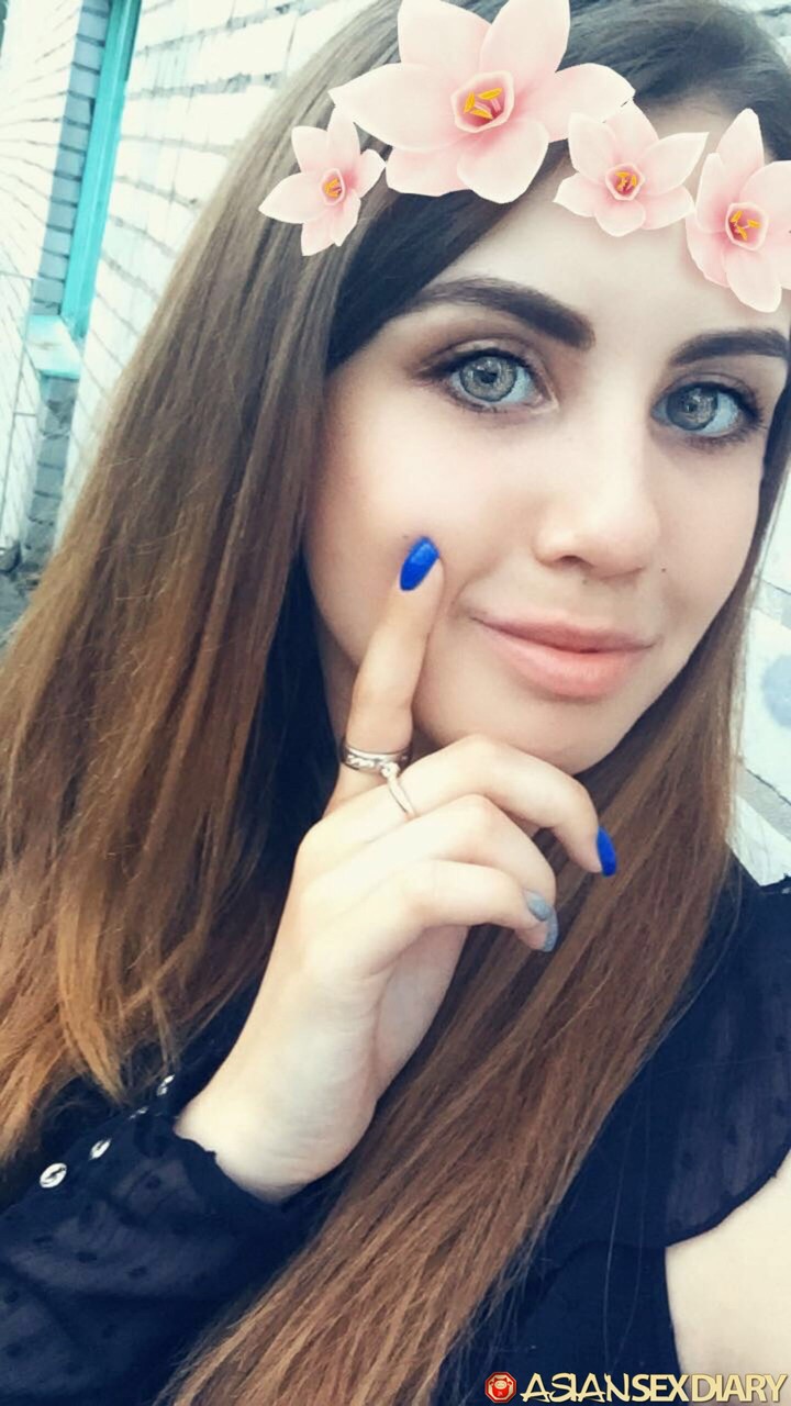 الحبيبة الآسيوية B تُظهر ثدييها الكبيرين أثناء ممارسة الجنس في POV