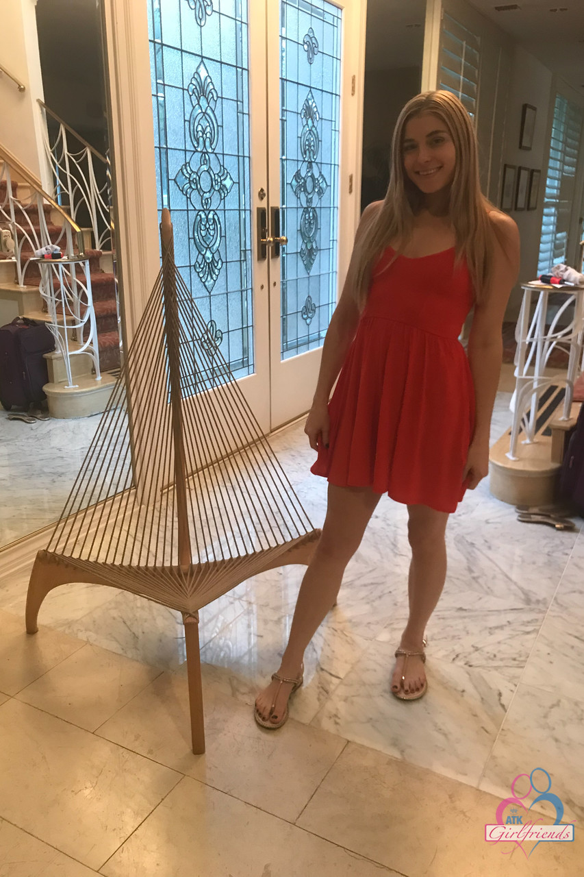 Garota Amadora Pequena Nikki Peach Mostra Grande Bunda E Pussy Molhada Em Solo