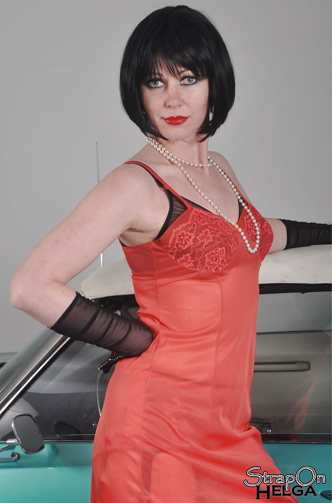 Helga 是一位喜欢对着镜头使用巨大假阳具的可爱熟女