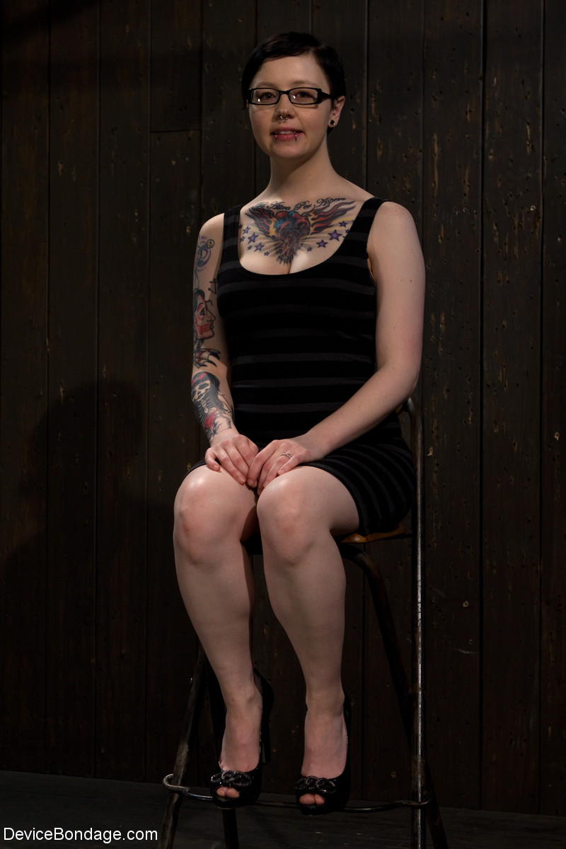 छोटे बालों वाली अमेरिकी रूबी रीपर अपने मालिक द्वारा बंधी और खेली गई