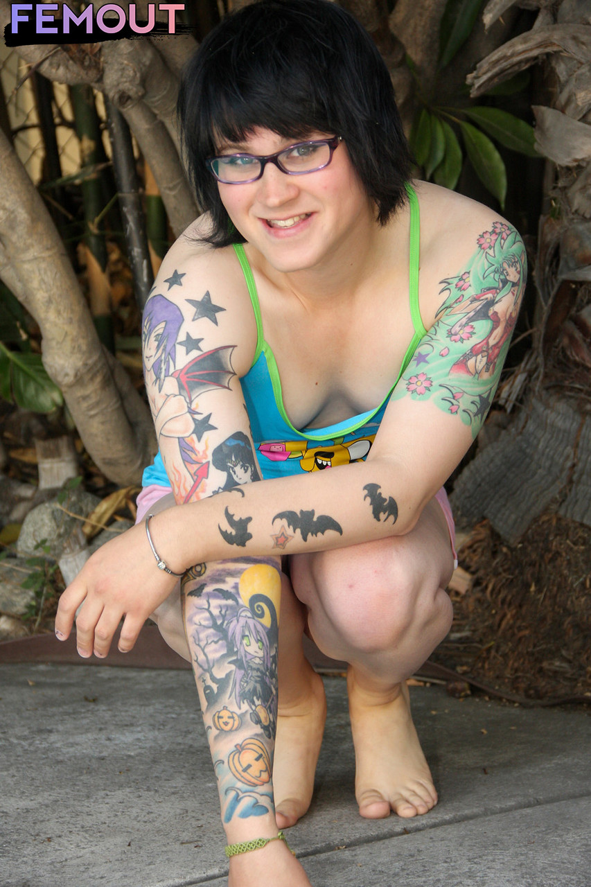 Shemale Sabrina Redford Montre Sa Bite Complètement Dure Et Sucable En Plein Air