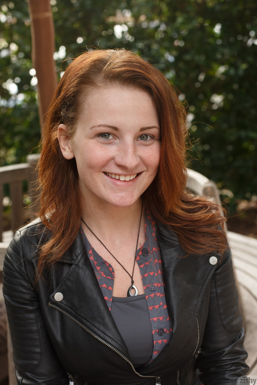 Namorada Totalmente Natural Emmy Sinclair Mostra Os Seios Ao Ar Livre