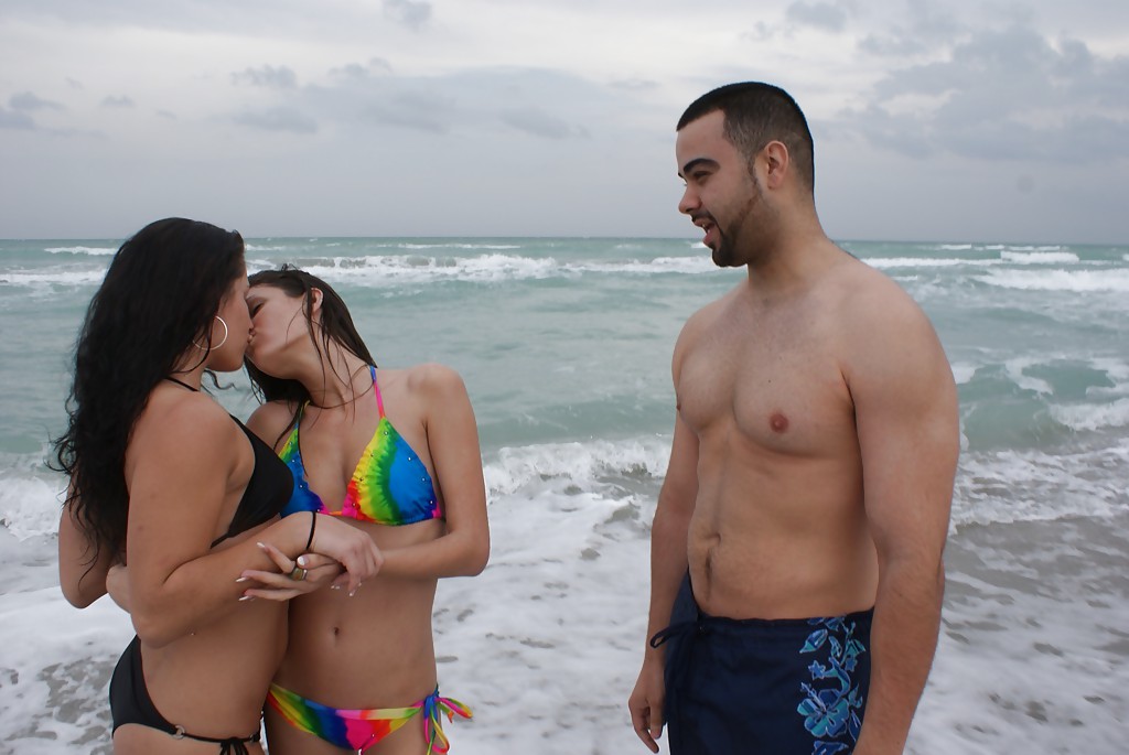 调皮辣妹拥有整洁屁股的美女为幸运的男人进行口交