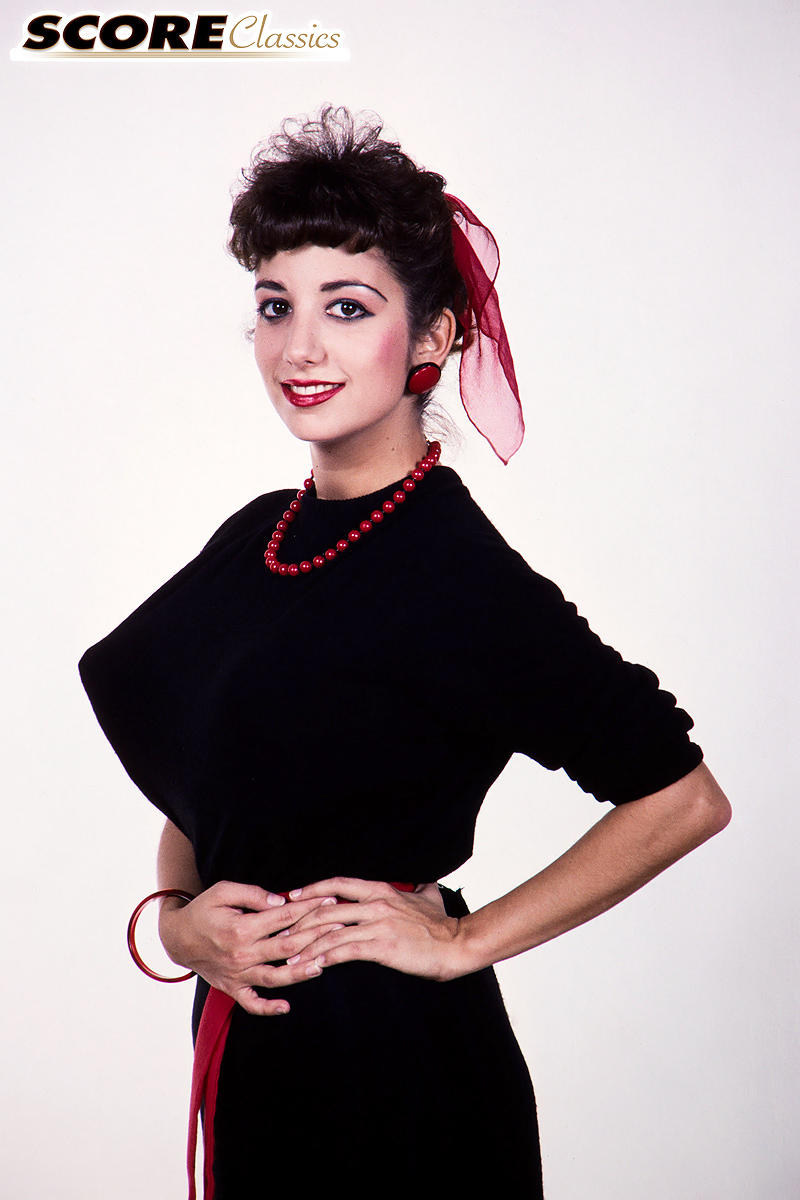 著名独奏模特德文·丹尼尔斯释放她巨大的乳房