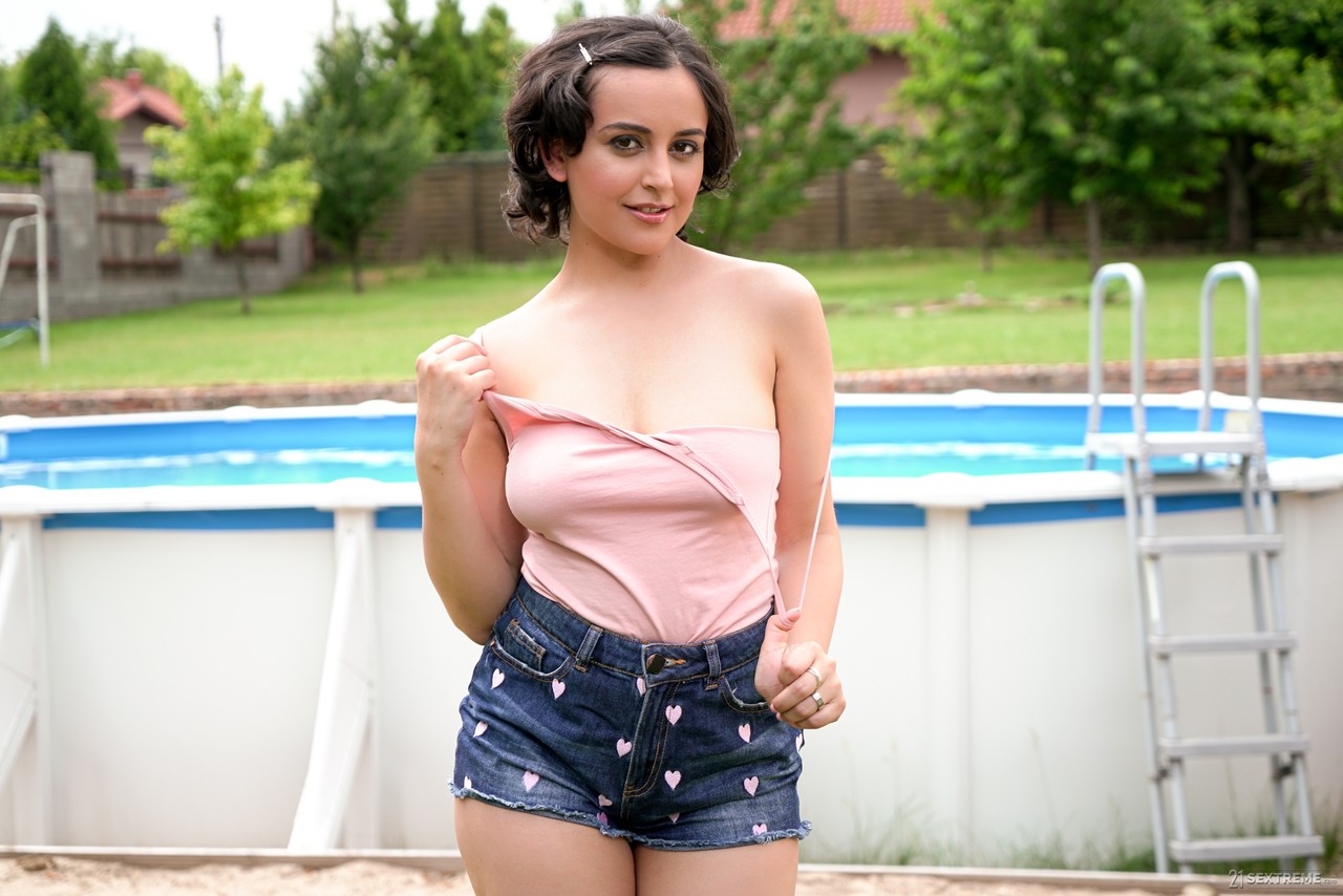 ब्रूनेट लड़की बाहरी पूल के पास कपड़े उतारती है पुराने पड़ोसी के साथ Ptm क्रिया से पहले