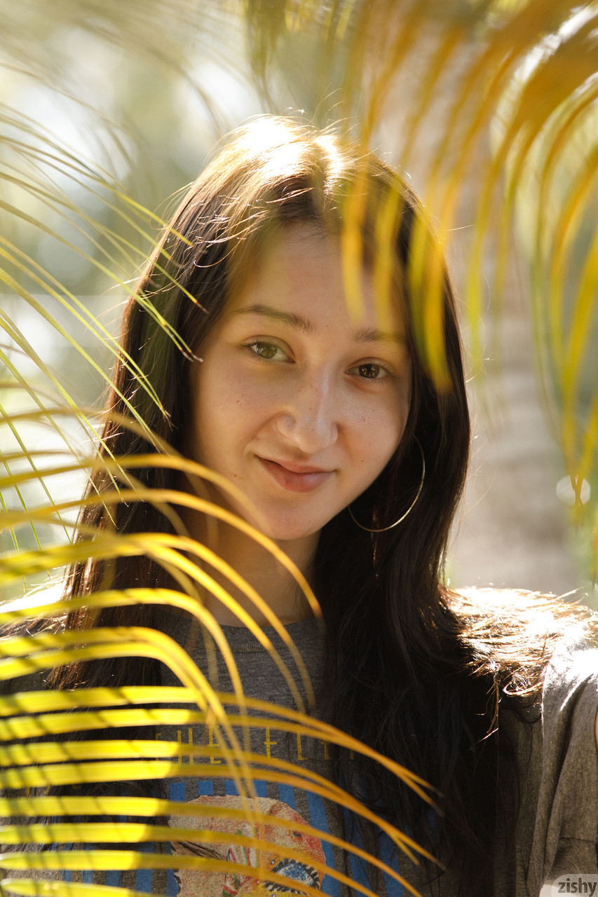 Любительская Красотка Кармен Рэй Снимается До Трусиков И Показывает Маленькие Сиськи