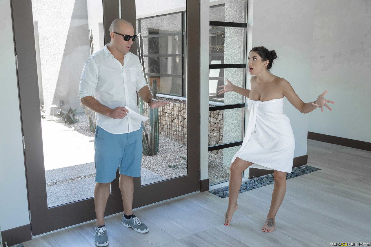 Heiße Kanadische Teenagerin August Ames Genießt Heißen Stehenden Duschsex