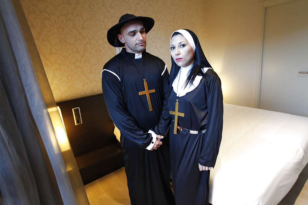 スッタレな修道女ヴァレンティーナ・スウィートが彼女のハードコア彼氏とセックスする