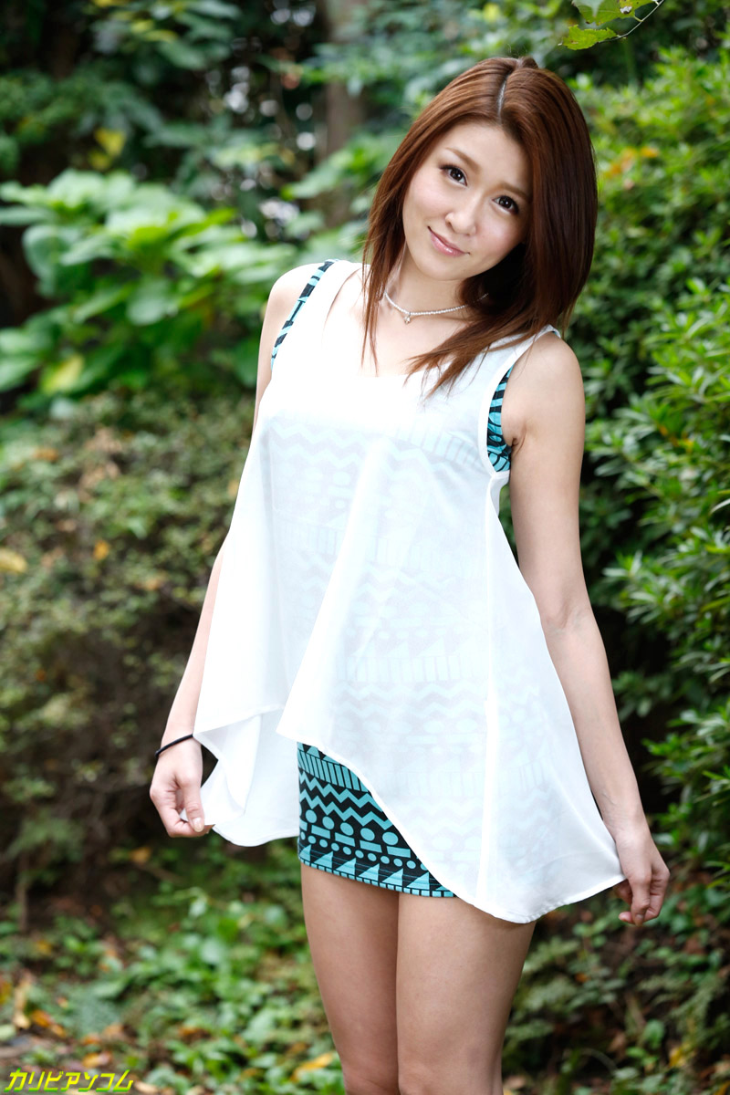 الفتاة الآسيوية النحيفة مونا تاكي تُنكح في ثلاثي ساخن