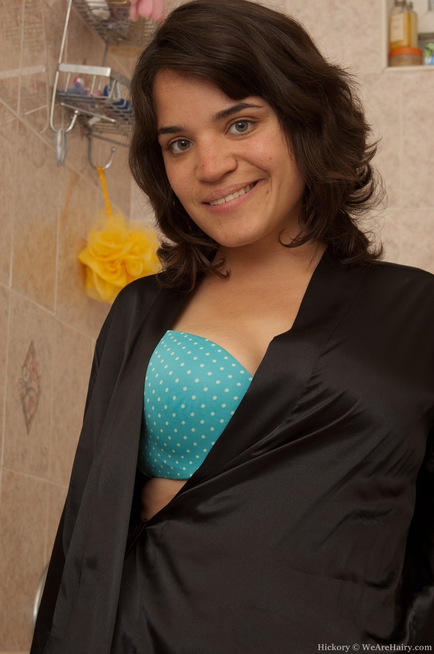 Morena Amateur Hickery Muestra Sus Tetas Naturales Y Su Coño Peludo Y Sus Piernas En Una Bañera