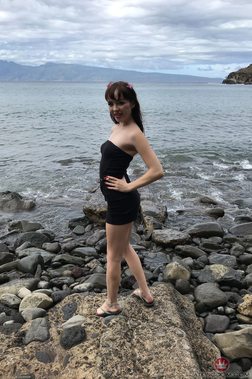 شخصية رقيقة بنية الشعر المراهقة علييا برين تكشف عن ثدييها الصغيرين وتفتح فرجها