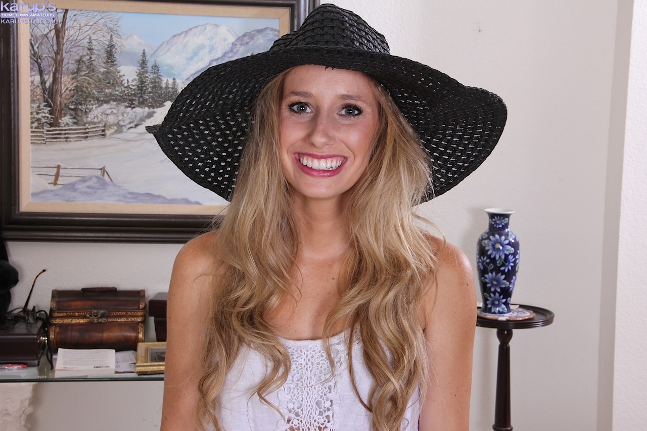Amateur Model Piper Candlewick Makes Her Nude Debut In A Big Sun Hat