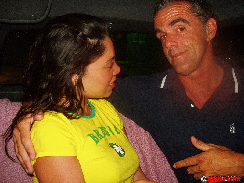 ラティーナ痴女が車内で胸を見せてフェラ