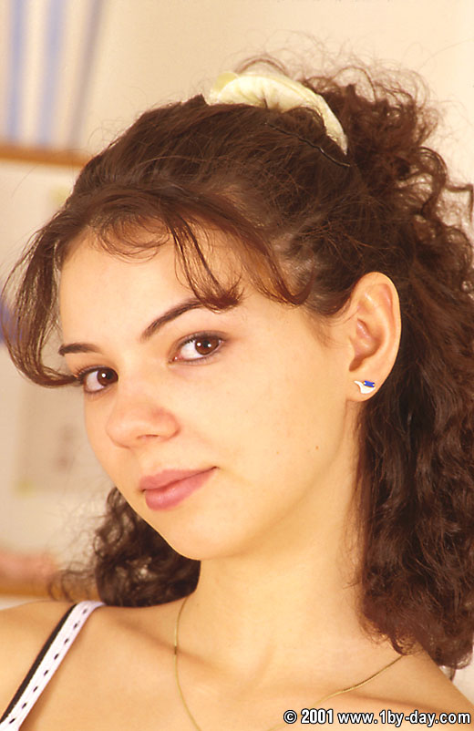 欧洲少女马蒂娜B拥有巨乳的少女在桌子上刺激她自己私处