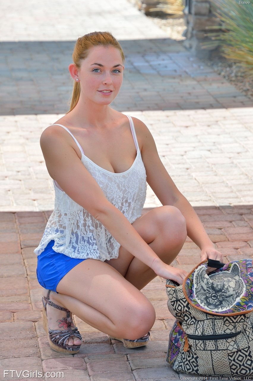 Adorável Gata Amadora Bailee Tira A Roupa Em Público E Se Masturba No Cu Em Ambiente Fechado