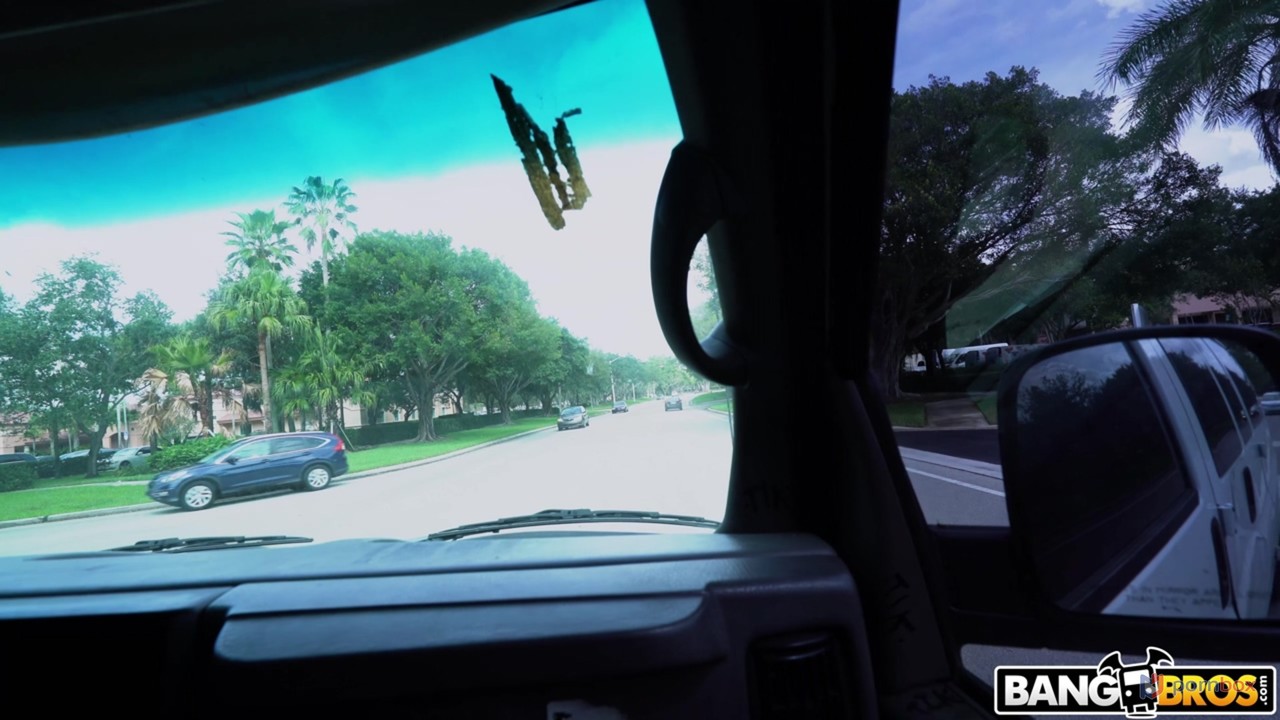 十代のマジー・グレースが見知らぬ男のバンに乗り込んで硬いチンポを犯す