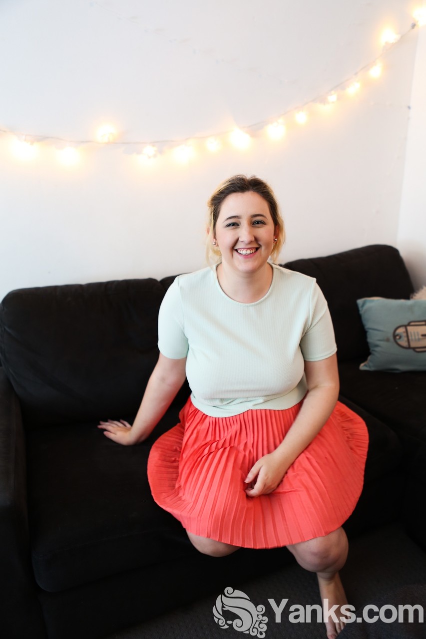 Mikki Mischief: Fat Australian Slut Strips And Rubs Her Delicious Pussy