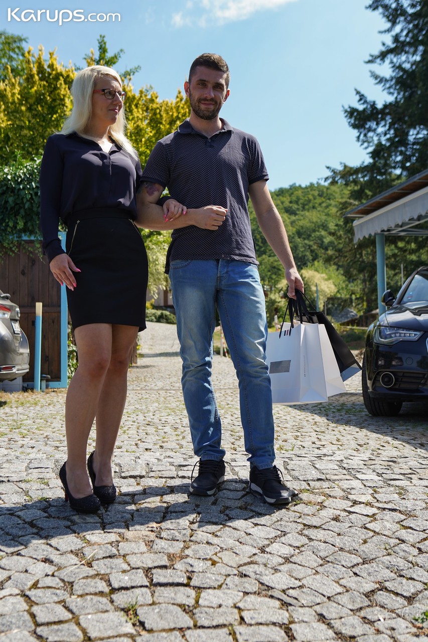 MILF Tchèque Coquine Luci Angel Câlinée Par Son Jeune Amant Sur Le Canapé