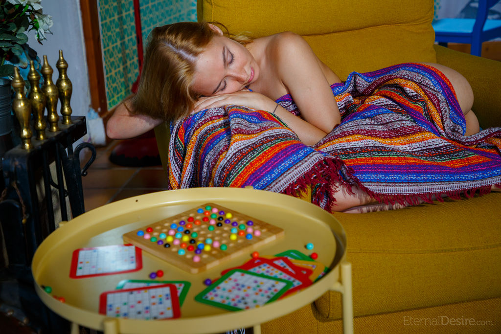 Блондинка Подросток Келли Коллинз Делает Мастурбацию Пока Она Обнажена На Кресле