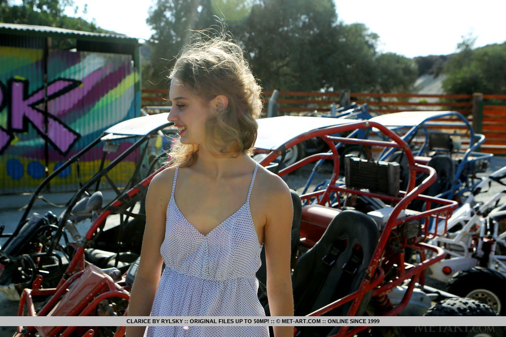 Doce Adolescente Russa Clarice Abre Pernas Nuas Contra Parede De Rocha