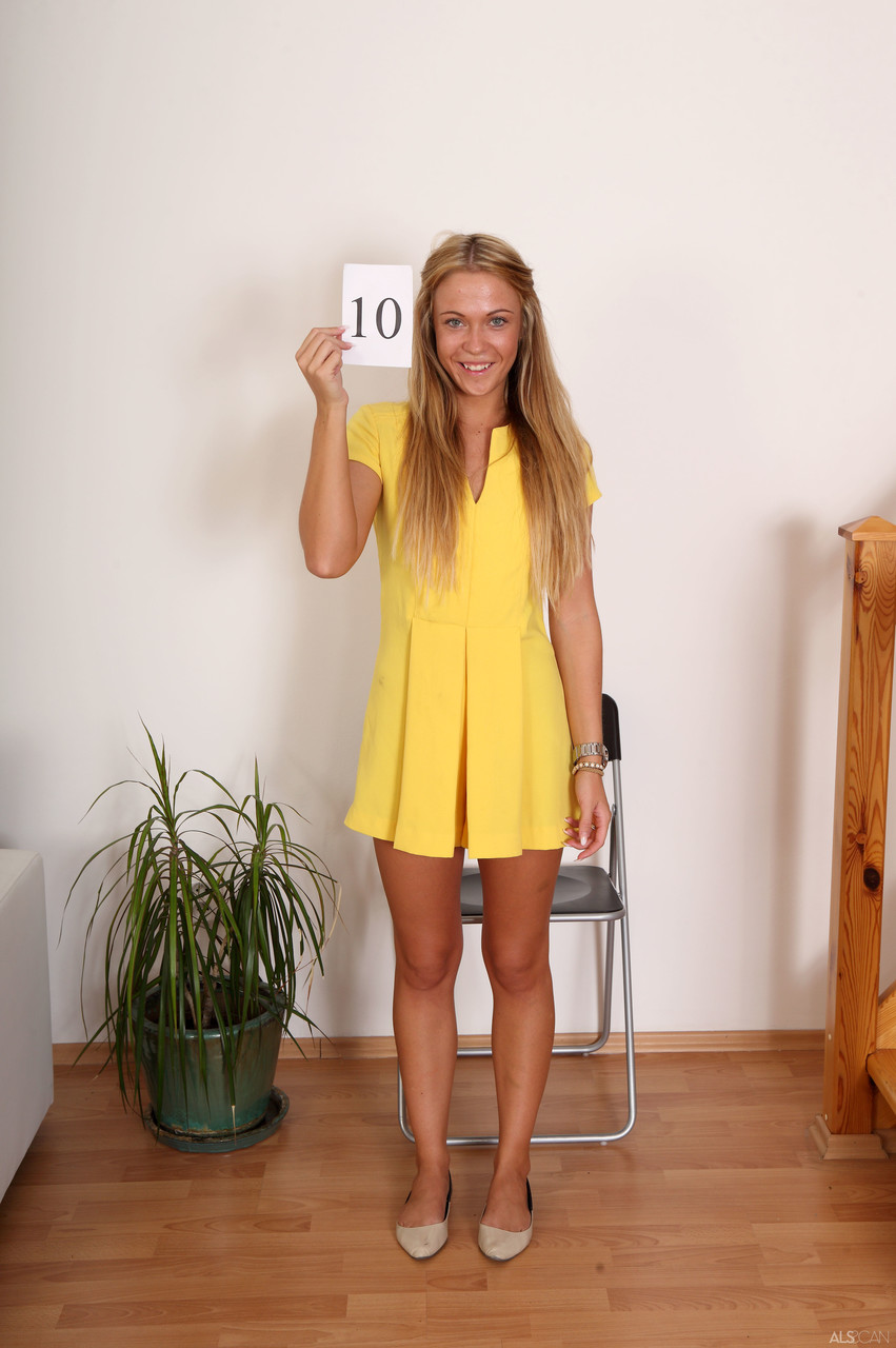 青少年业余爱好者在试镜中脱衣展示完美身材