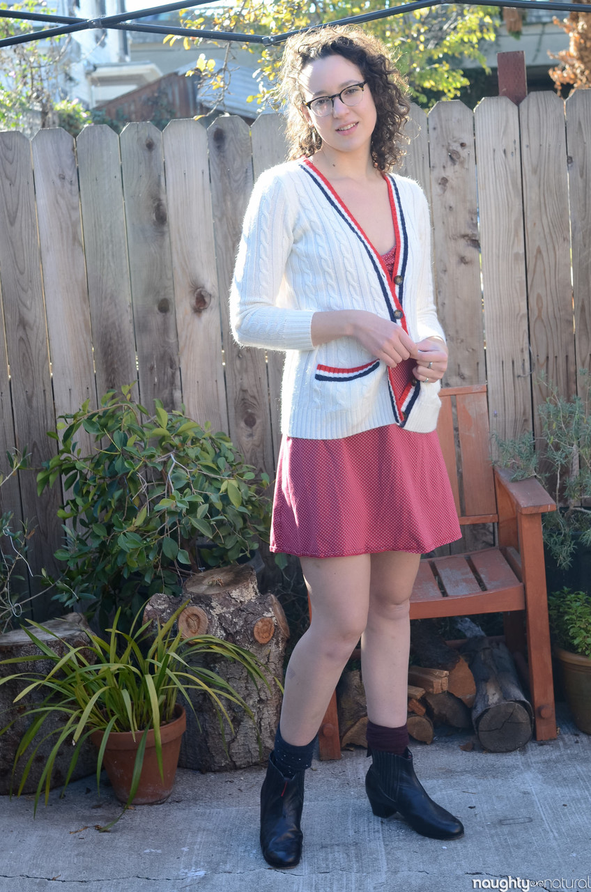 Сексуальная Подруга Lilith Luxe Снимает Красное Платье И Трёт Свою Пушистую Киску