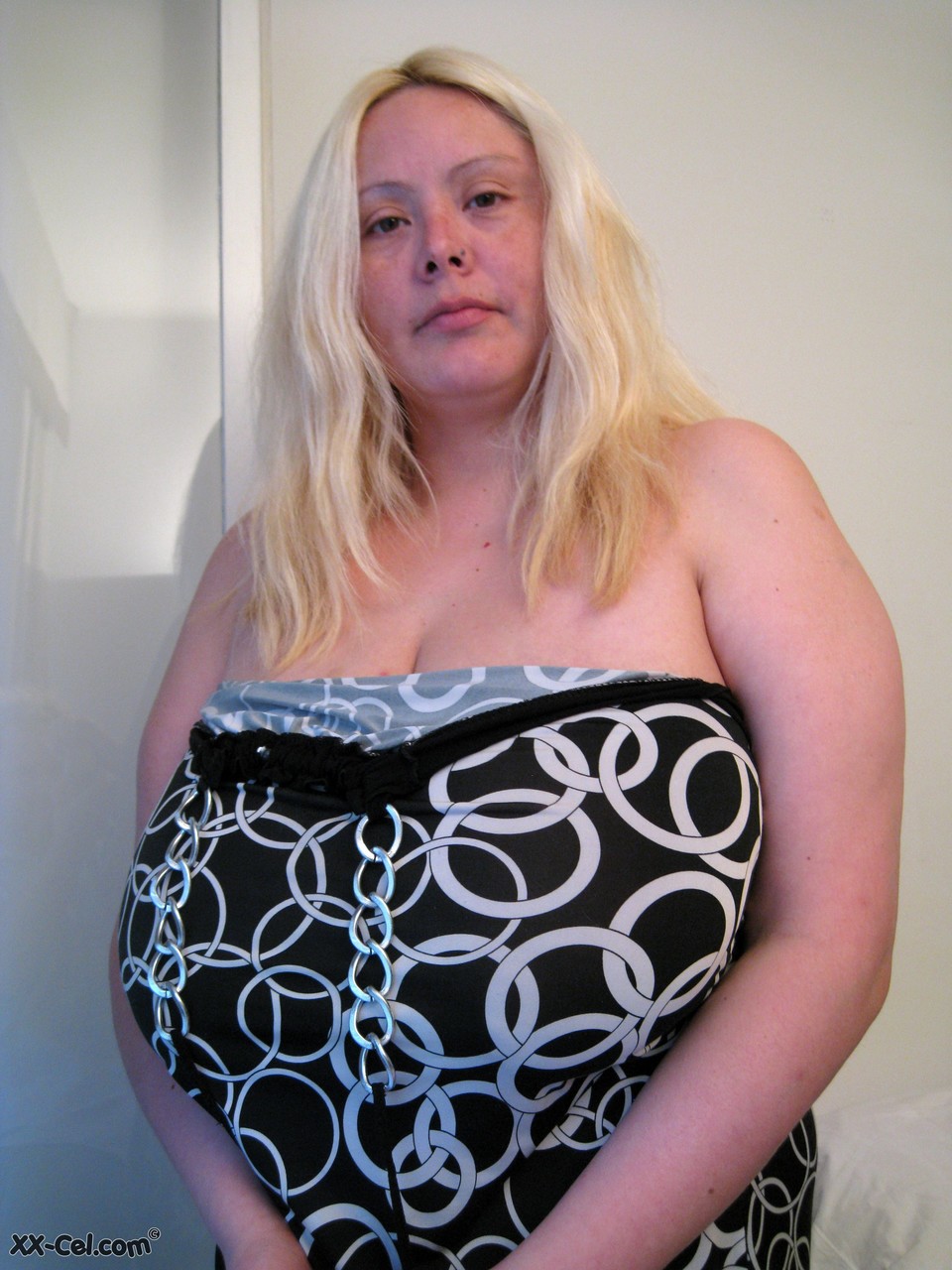 Mollige Blonde Dalila Entfesselt Ihre Prächtigen Großen Titten Und Stellt Sie Zur Schau