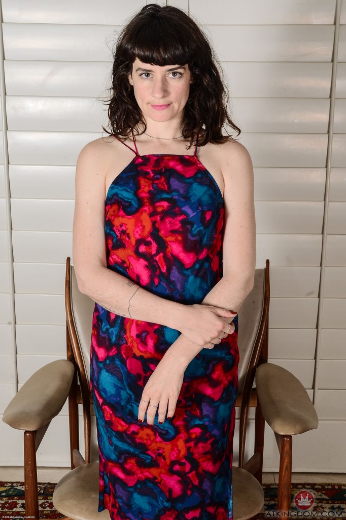 成熟的深色头发女人珍维维恩在椅子上露出并展开她毛发浓密的阴道