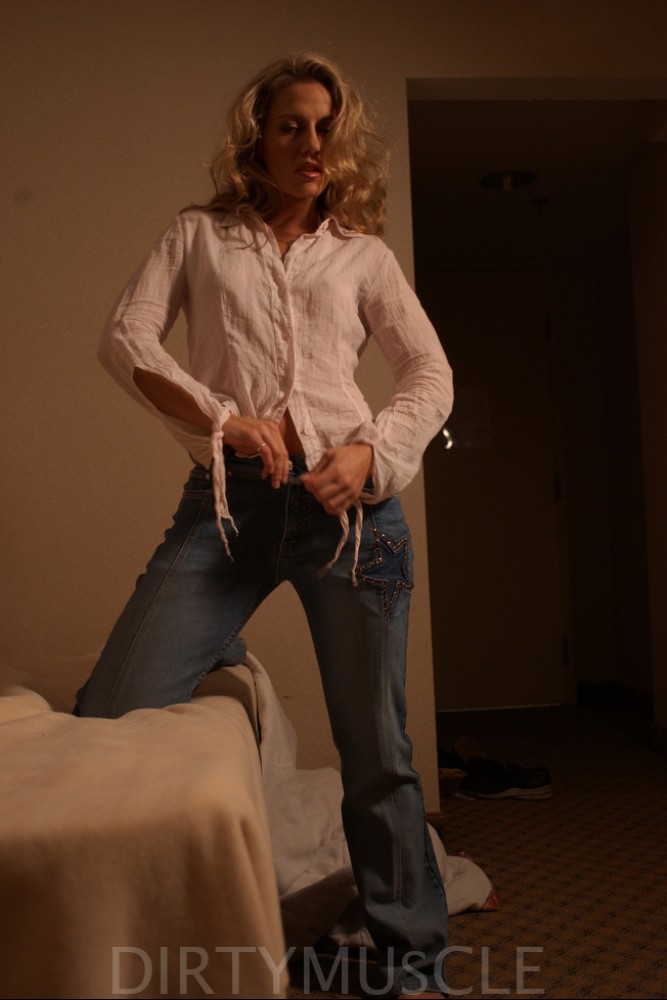 Bodybuilder Blonde Dévoile Des Petits Seins En Se Déshabillant Dans Un Collant