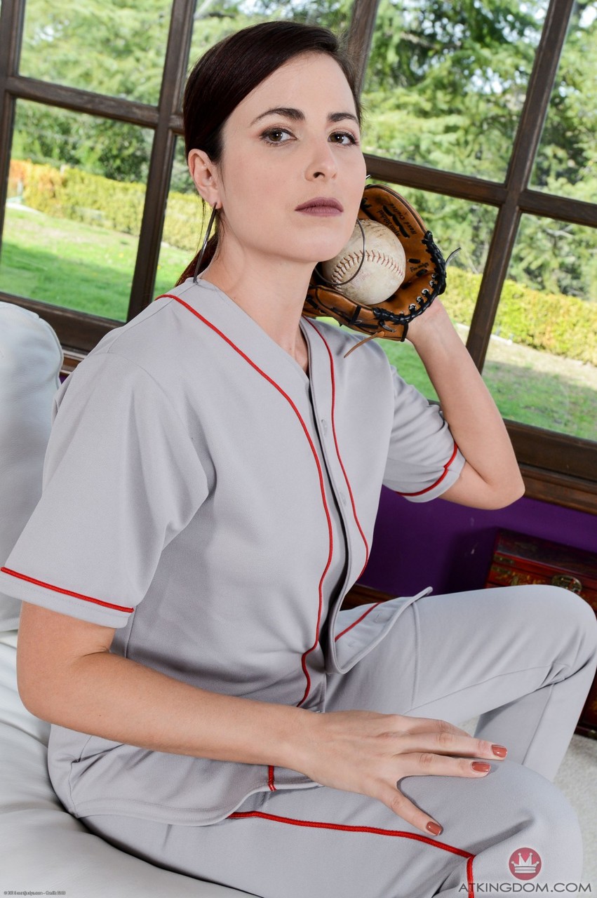 Хелена Прайс Раздвигает Свою Волосатую Киску И Ягодицы